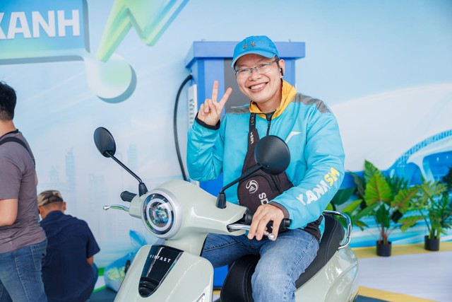 Bác tài TP.HCM lên đời xe xanh quá dễ dàng tại “Ngày hội xanh” - Ảnh 3.