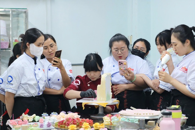 Nhất Hương cùng Chef Đào Thu Huyền giành 2 Huy chương Đồng tại Battle of the Pastry & Bakery Chefs 2025- Ảnh 3. Nhất Hương cùng Chef Đào Thu Huyền giành 2 Huy chương Đồng tại Battle of the Pastry & Bakery Chefs 2025- Ảnh 3.