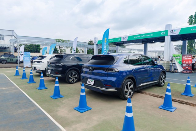 Bác tài TP.HCM lên đời xe xanh quá dễ dàng tại “Ngày hội xanh” - Ảnh 4.