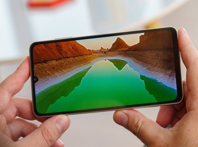 Một mẫu điện thoại Samsung giảm s&acirc;u trong th&aacute;ng 7, thiết kế đẹp như iPhone, gi&aacute; chỉ hơn 2 triệu- Ảnh 3.