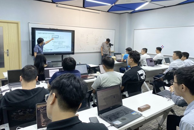 Nhiều cơ hội cho người vừa giỏi quản trị, vừa hiểu công nghệ khi doanh nghiệp "tăng tốc" với AI- Ảnh 2.