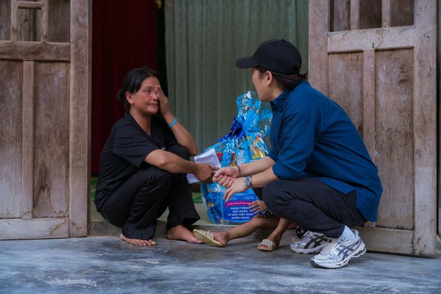 Long Châu và nghệ sĩ Trường Giang mang yêu thương đến với bà con huyện A Lưới – Huế - Ảnh 3. Long Châu và nghệ sĩ Trường Giang mang yêu thương đến với bà con huyện A Lưới – Huế - Ảnh 3.