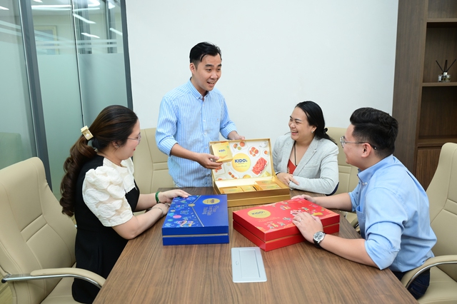 Doanh nghiệp tặng quà Trung thu sớm, đón “sóng kép” từ mùa tri ân- Ảnh 2.