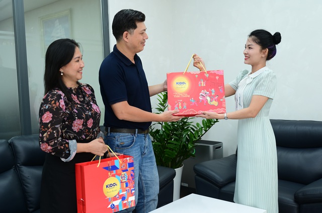 Doanh nghiệp tặng quà Trung thu sớm, đón “sóng kép” từ mùa tri ân- Ảnh 3.