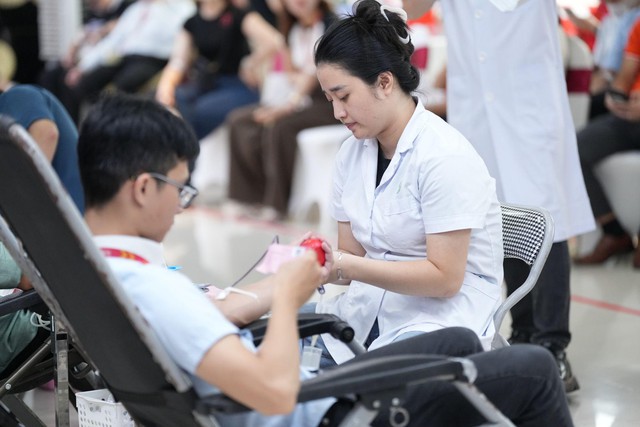 Giọt thương 2025: CBNV ROX Group chung tay hiến máu, lan tỏa giá trị sống đẹp- Ảnh 1.