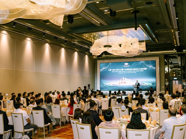 Tiền Phong Nam tổ chức chuyến du lịch và lễ tri ân hệ thống phân phối tại Singapore- Ảnh 2.