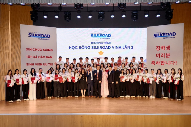 SILKROAD VINA trao 1 tỷ đồng học bổng tiếp sức sinh viên Việt Nam- Ảnh 1.