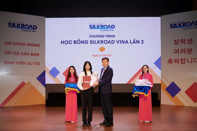 SILKROAD VINA trao 1 tỷ đồng học bổng tiếp sức sinh viên Việt Nam- Ảnh 2.