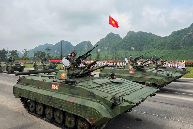 View diễu binh choáng ngợp, rợp bóng cờ hoa trên Samsung AI TV màn hình cực đại- Ảnh 1.