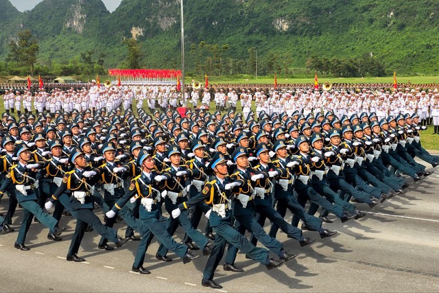 View diễu binh choáng ngợp, rợp bóng cờ hoa trên Samsung AI TV màn hình cực đại- Ảnh 2.