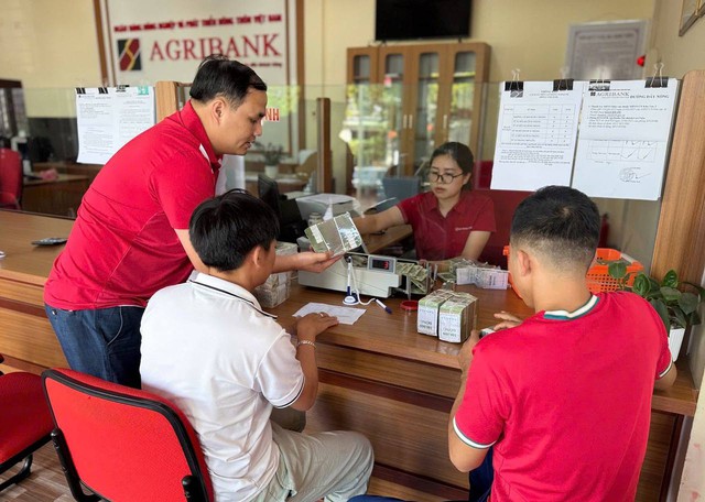 Agribank làm việc xuyên lễ, đảm bảo tặng quà kịp thời dịp Quốc khánh- Ảnh 2.