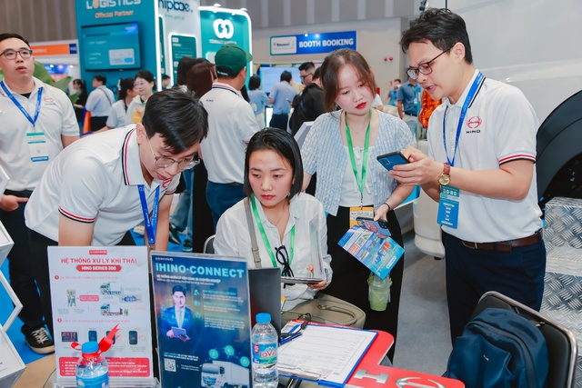 Hino Motors Việt Nam giới thiệu dòng xe tải Euro5 và IHINO-CONNECT tại VILOG 2025- Ảnh 4.