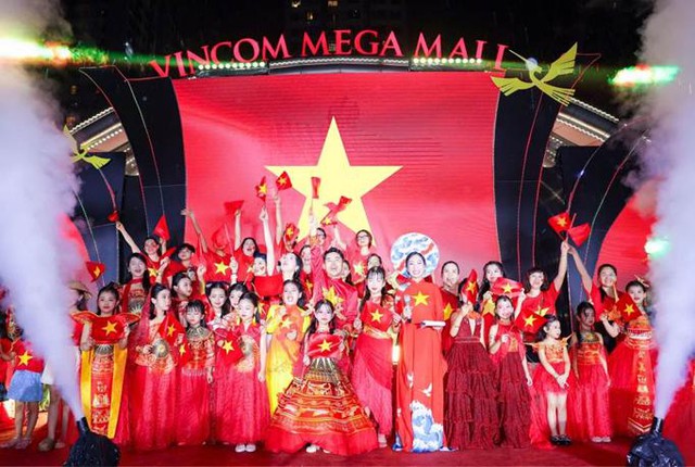 Vincom khởi động chiến dịch “Tự hào sao Việt” – Thắp sáng biểu tượng bán lẻ Việt chào 80 năm Quốc khánh- Ảnh 2.