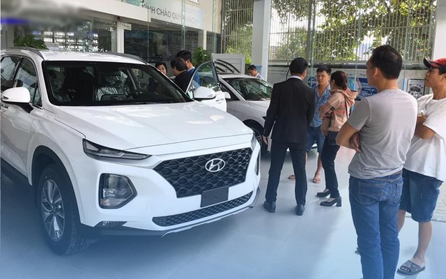 Ô tô liên tục giảm giá, vì sao nhiều doanh nghiệp vẫn chọn thuê xe dài hạn?- Ảnh 1.