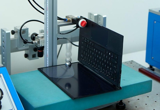 ASUS ExpertBook có bền không: Gập mở 11 năm không hỏng, nước đổ vào không “xi nhê”- Ảnh 4.