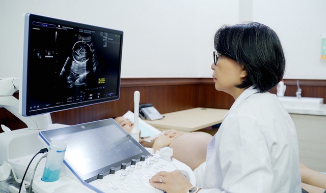 Hai bé gái chào đời khỏe mạnh sau ca can thiệp bào thai hiếm thấy tại Vinmec- Ảnh 2.