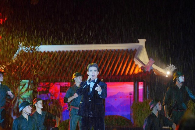 S&acirc;u lắng chương tr&igrave;nh nghệ thuật đặc biệt &ldquo;Lời tri &acirc;n &ndash; D&ograve;ng s&ocirc;ng hoa lửa&rdquo; - Ảnh 2.