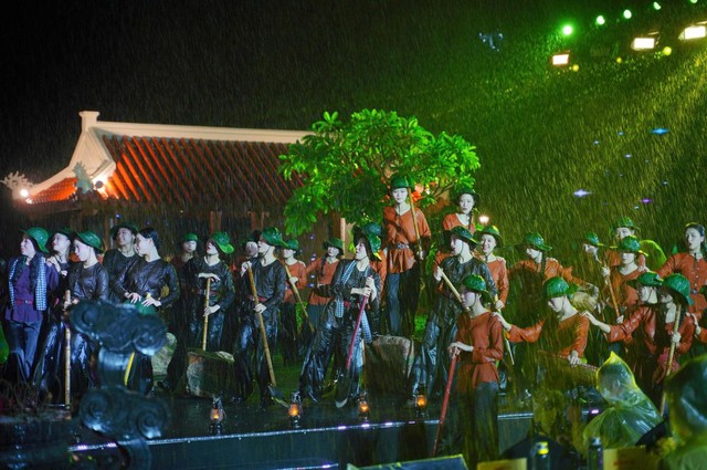 Đêm nghệ thuật sử thi tái hiện huyền thoại bến phà Long Đại - Ảnh 1.