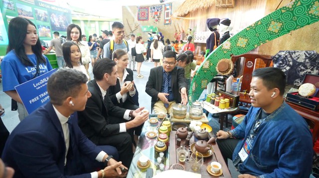 Startup Việt ra mắt LocaTalk: biến mọi AirPods thành thiết bị giao tiếp đa ngôn ngữ- Ảnh 2.