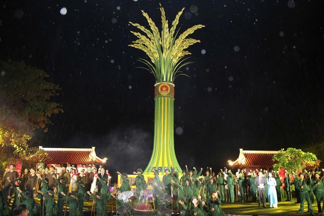 S&acirc;u lắng chương tr&igrave;nh nghệ thuật đặc biệt &ldquo;Lời tri &acirc;n &ndash; D&ograve;ng s&ocirc;ng hoa lửa&rdquo; - Ảnh 3.