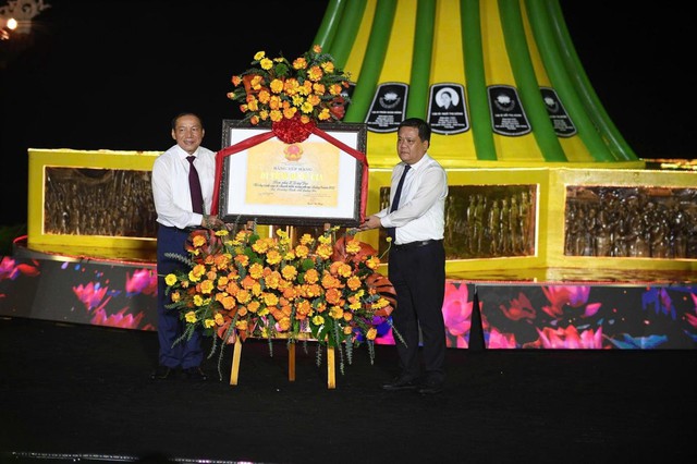 S&acirc;u lắng chương tr&igrave;nh nghệ thuật đặc biệt &ldquo;Lời tri &acirc;n &ndash; D&ograve;ng s&ocirc;ng hoa lửa&rdquo; - Ảnh 4.