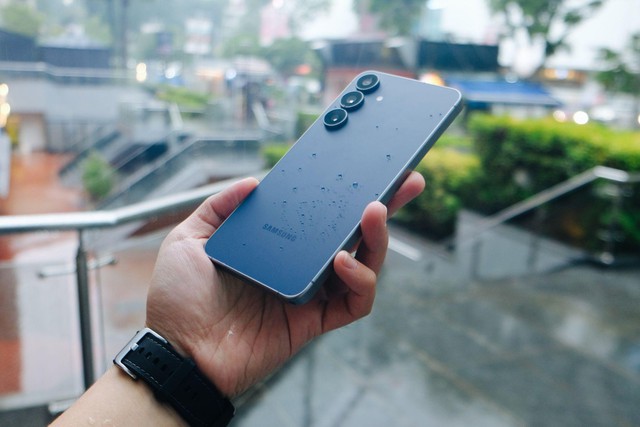 Một ngày khám phá Hà Nội cùng Galaxy S25 FE – và bạn sẽ tự hỏi: smartphone khác liệu có làm được - Ảnh 2.