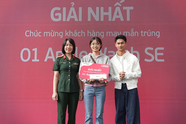 Ban lãnh đạo Viettel Store trực tiếp trao tận tay iPhone mới cho khách hàng- Ảnh 1.