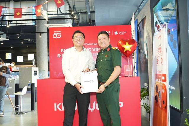 Ban lãnh đạo Viettel Store trực tiếp trao tận tay iPhone mới cho khách hàng- Ảnh 2.