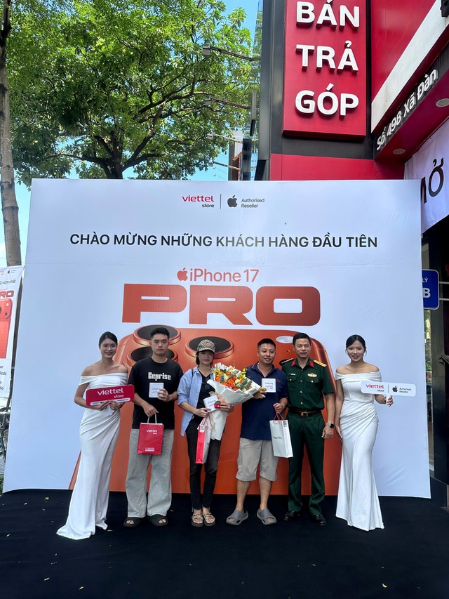 Ban lãnh đạo Viettel Store trực tiếp trao tận tay iPhone mới cho khách hàng- Ảnh 3.