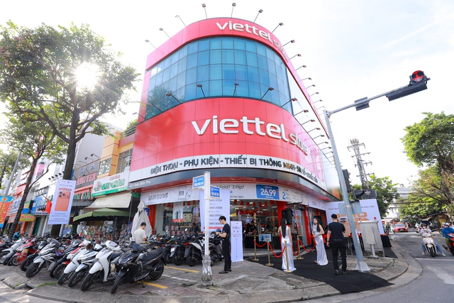Ban lãnh đạo Viettel Store trực tiếp trao tận tay iPhone mới cho khách hàng- Ảnh 4.