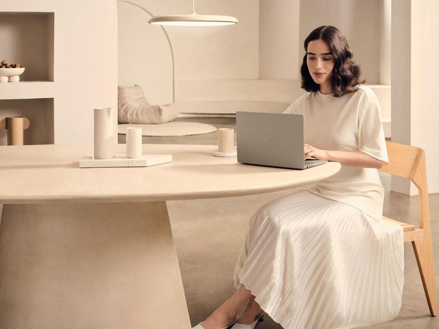 ASUS mở lối tương lai với chiếc laptop AI siêu mỏng nhẹ, pin tới 32 giờ - Ảnh 1.