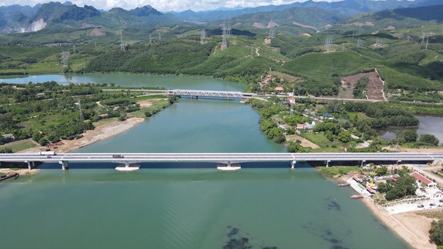 Những cuộc hội ngộ đặc biệt bên bến phà II Long Đại - Ảnh 1.