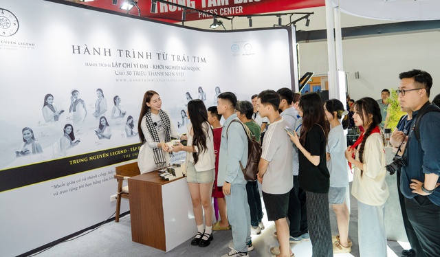 Các người đẹp tỏa sáng cùng Trung Nguyên Legend tại triển lãm A80- Ảnh 1.