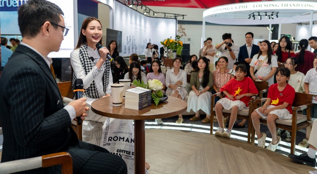 Các người đẹp tỏa sáng cùng Trung Nguyên Legend tại triển lãm A80- Ảnh 2.