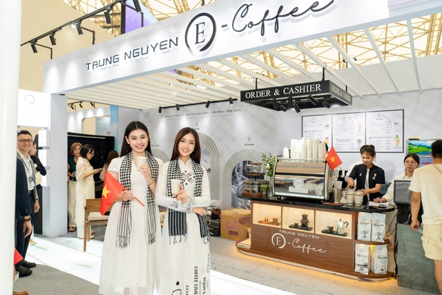 Các người đẹp tỏa sáng cùng Trung Nguyên Legend tại triển lãm A80- Ảnh 4.