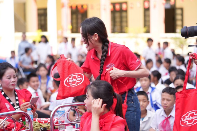 Lifebuoy tiếp sức trẻ em Điện Biên trở lại trường sạch khỏe và an toàn- Ảnh 1.
