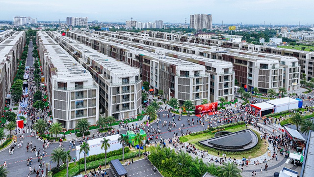 Hàng vạn khán giả hòa nhịp tại The Global City trong Anh Trai Vượt Ngàn Chông Gai- Ảnh 2. Hàng vạn khán giả hòa nhịp tại The Global City trong Anh Trai Vượt Ngàn Chông Gai- Ảnh 2.