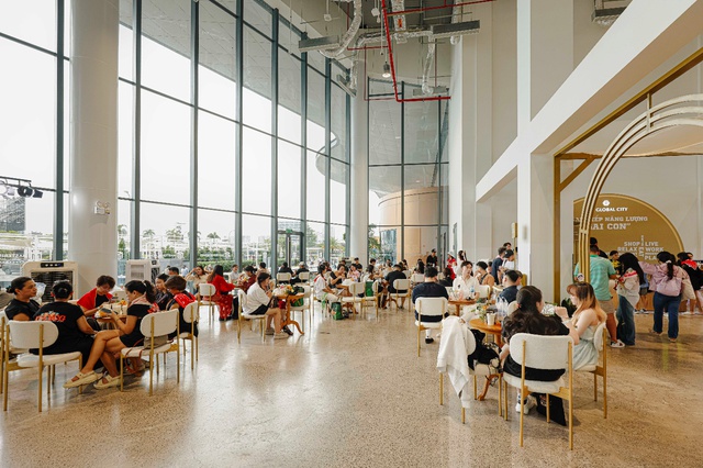 Hàng vạn khán giả hòa nhịp tại The Global City trong Anh Trai Vượt Ngàn Chông Gai- Ảnh 10. Hàng vạn khán giả hòa nhịp tại The Global City trong Anh Trai Vượt Ngàn Chông Gai- Ảnh 10.