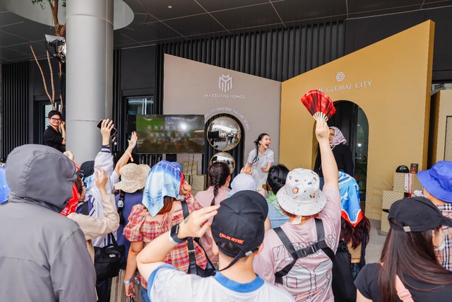 Hàng vạn khán giả hòa nhịp tại The Global City trong Anh Trai Vượt Ngàn Chông Gai- Ảnh 11. Hàng vạn khán giả hòa nhịp tại The Global City trong Anh Trai Vượt Ngàn Chông Gai- Ảnh 11.