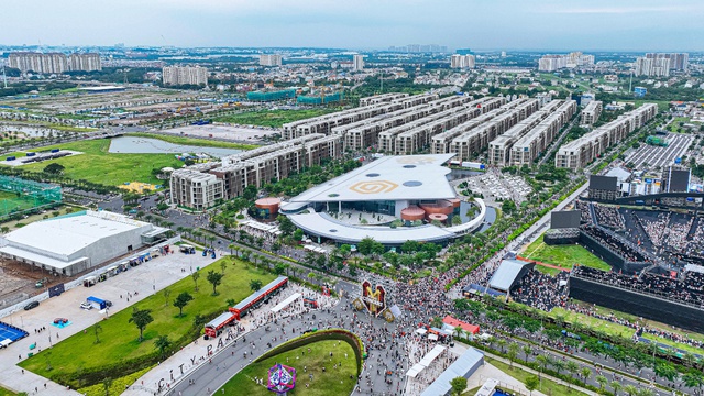 Hàng vạn khán giả hòa nhịp tại The Global City trong Anh Trai Vượt Ngàn Chông Gai- Ảnh 13. Hàng vạn khán giả hòa nhịp tại The Global City trong Anh Trai Vượt Ngàn Chông Gai- Ảnh 13.
