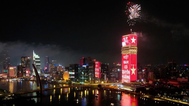 Saigon Marina IFC rực rỡ đêm pháo hoa với công nghệ ánh sáng hàng đầu thế giới- Ảnh 4.