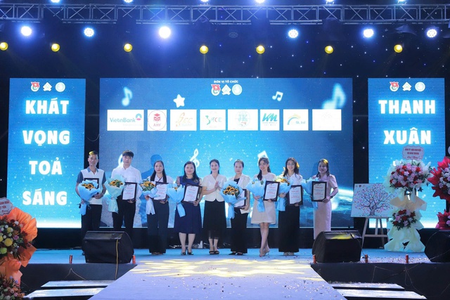 Anh ngữ SEC nhìn lại hành trình năm 2025 - Dấu ấn qua từng bước phát triển - Ảnh 4.