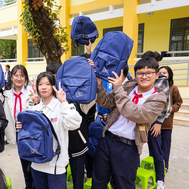 MIA.vn và Larita trao 1.000 balo sau lũ- Ảnh 1.