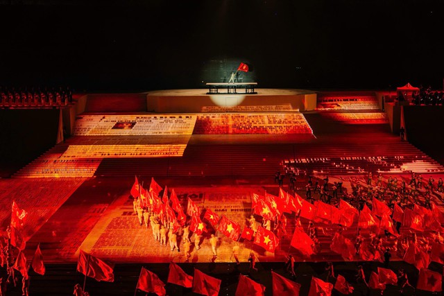 Khoảnh khắc thăng hoa tại concert Dưới lá cờ vẻ vang của Đảng- Ảnh 1.