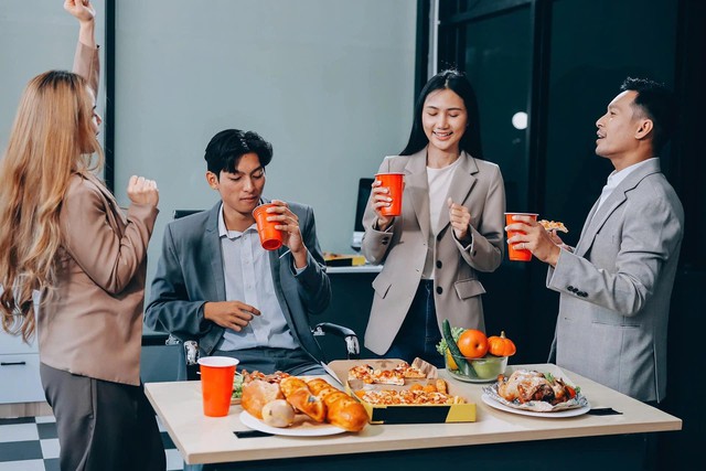 C&aacute;ch d&acirc;n c&ocirc;ng sở &ldquo;bật chế độ&rdquo; chuẩn bị đ&oacute;n Tết khi kỳ nghỉ cận kề- Ảnh 1.