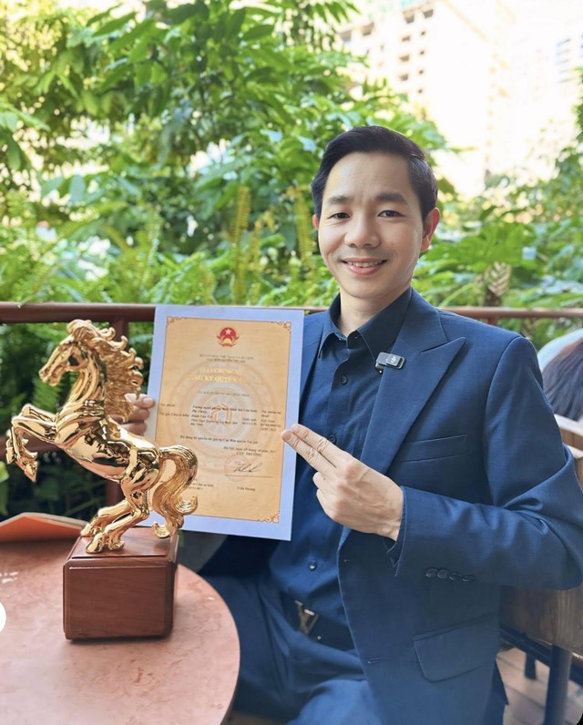 Bộ quà Tết Bính ngọ 2026 "Nhất mã phi thiên" hút giới doanh nhân- Ảnh 1.