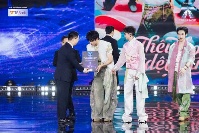Nghệ sĩ Gen Z ôm đàn đáy đưa ca trù lên Top 1 thịnh hành, nhận giải thưởng mang tên một ngân hàng- Ảnh 1.