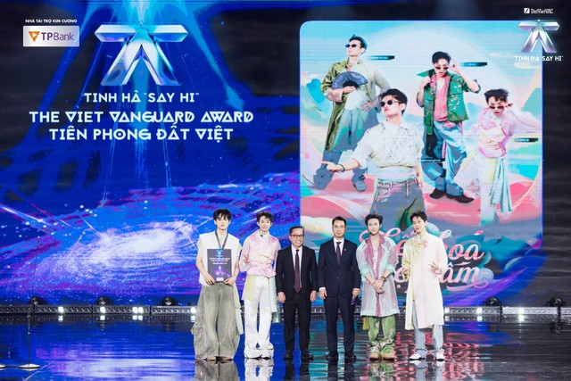 Nghệ sĩ Gen Z ôm đàn đáy đưa ca trù lên Top 1 thịnh hành, nhận giải thưởng mang tên một ngân hàng- Ảnh 2.