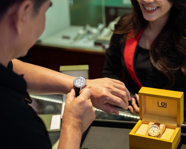 Diễn viên Trung Dũng đeo đồng hồ KOI Bát Mã gây sốt- Ảnh 4.