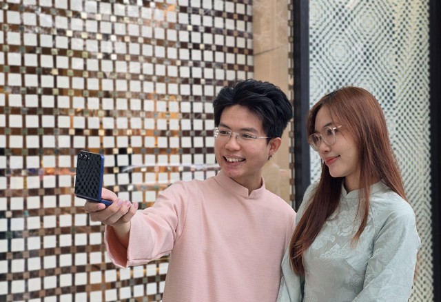 Tết l&agrave; l&uacute;c người trẻ muốn l&agrave;m mới mọi thứ, kể cả chiếc điện thoại- Ảnh 1.